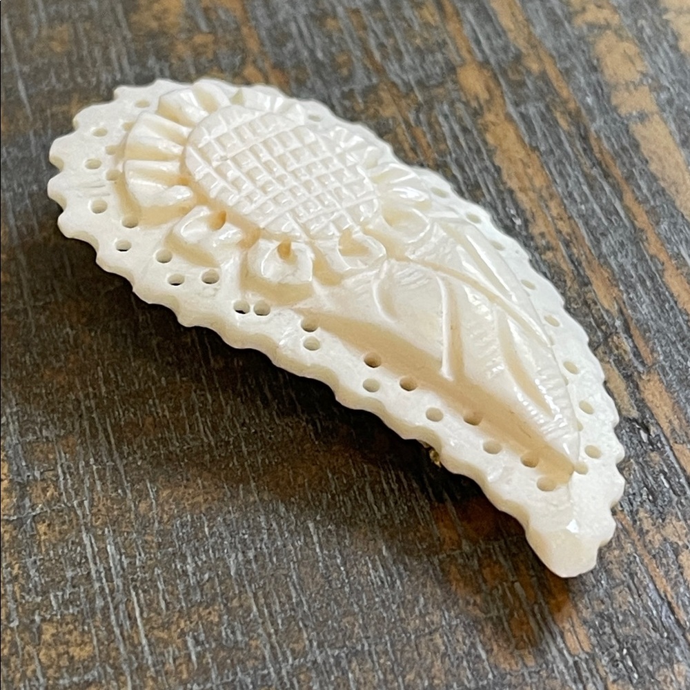 ❗️SOLD❗️Antique Hand Carved Bone Flower Teardrop Design C-Clasp Brooch - Picture 8 of 8